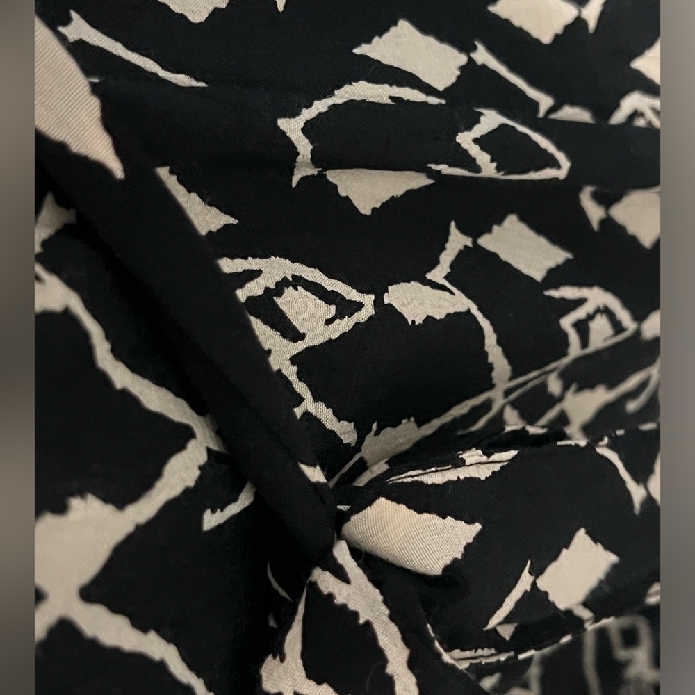ZARA DRESS BLACK AND CREAM PATTERNED, LONG SLEEVE FLOWY WITH BELT, SIE XL